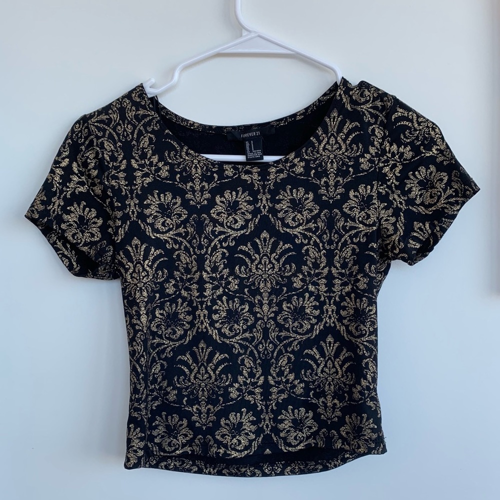 Gold accent crop tee!